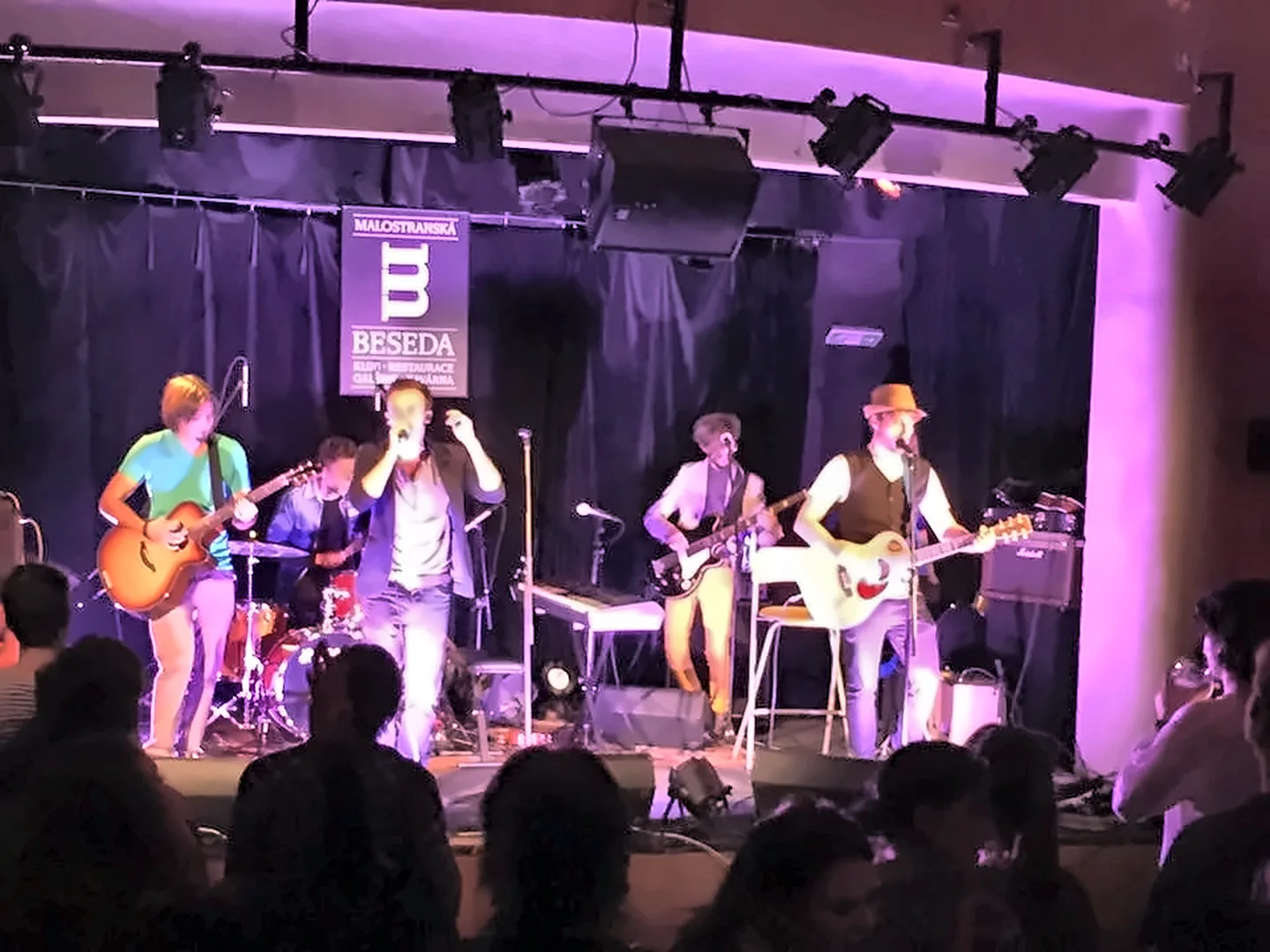 Koncert v Malostranské besedě s fialovým nasvícením pódia
