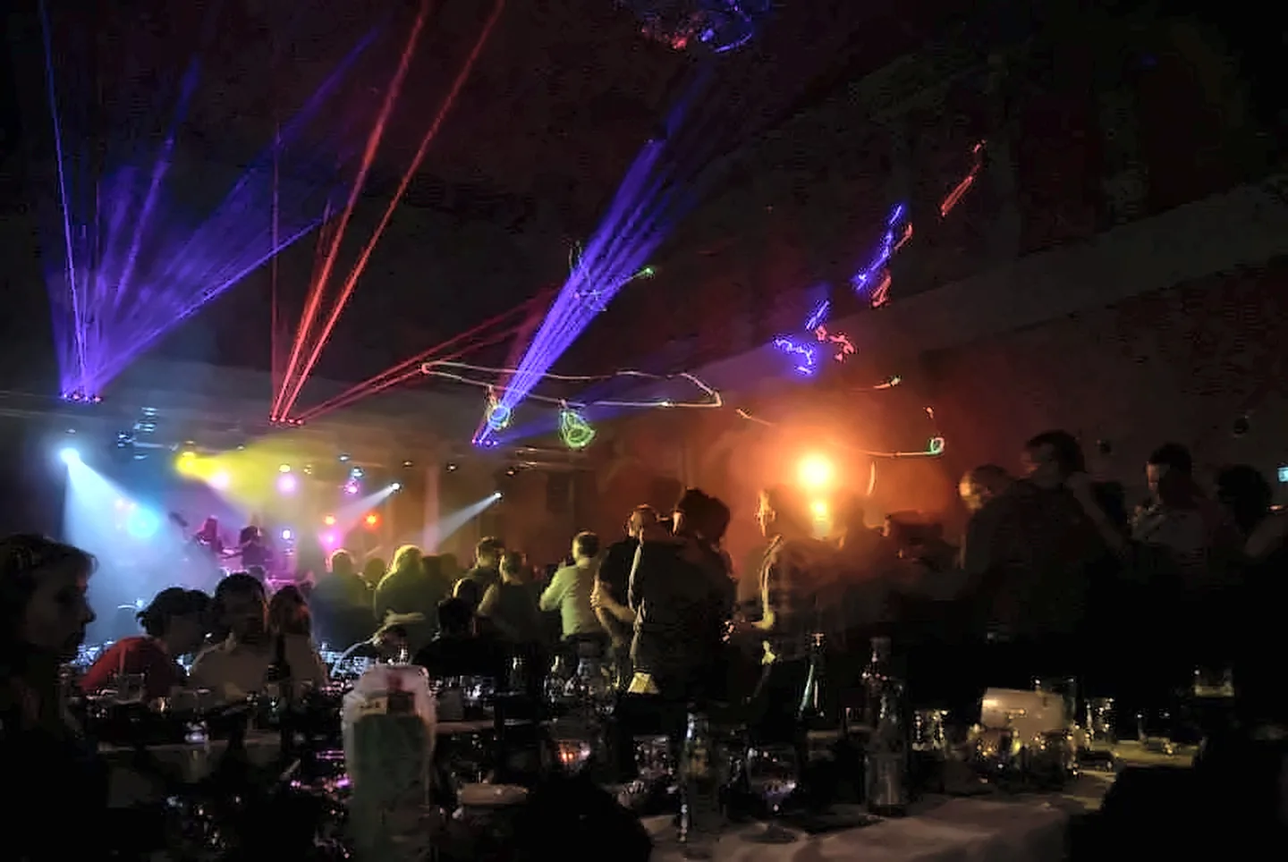 Laserová show nad sálem plným hostů