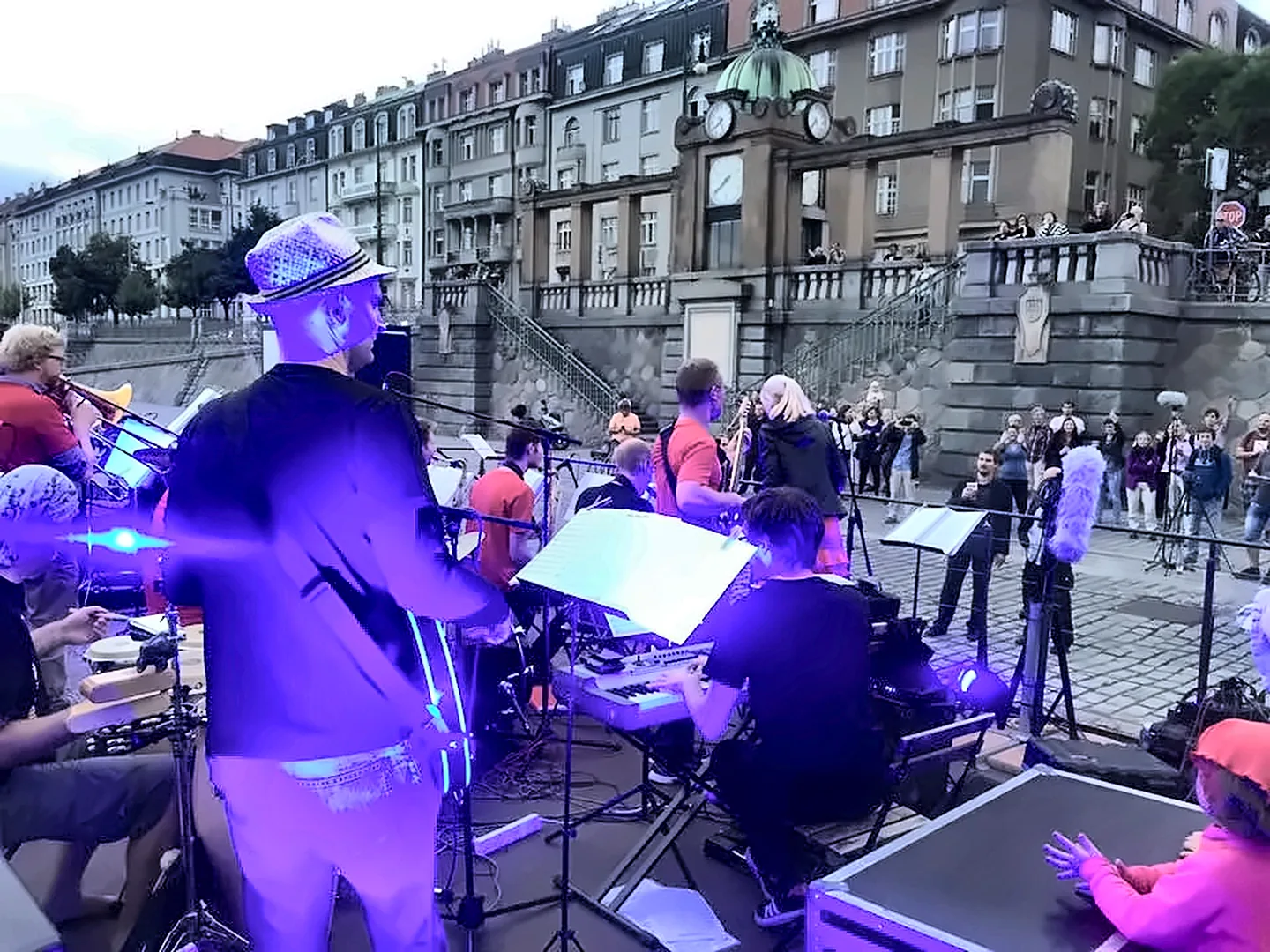 Venkovní koncert na nábřeží s ozvučením
