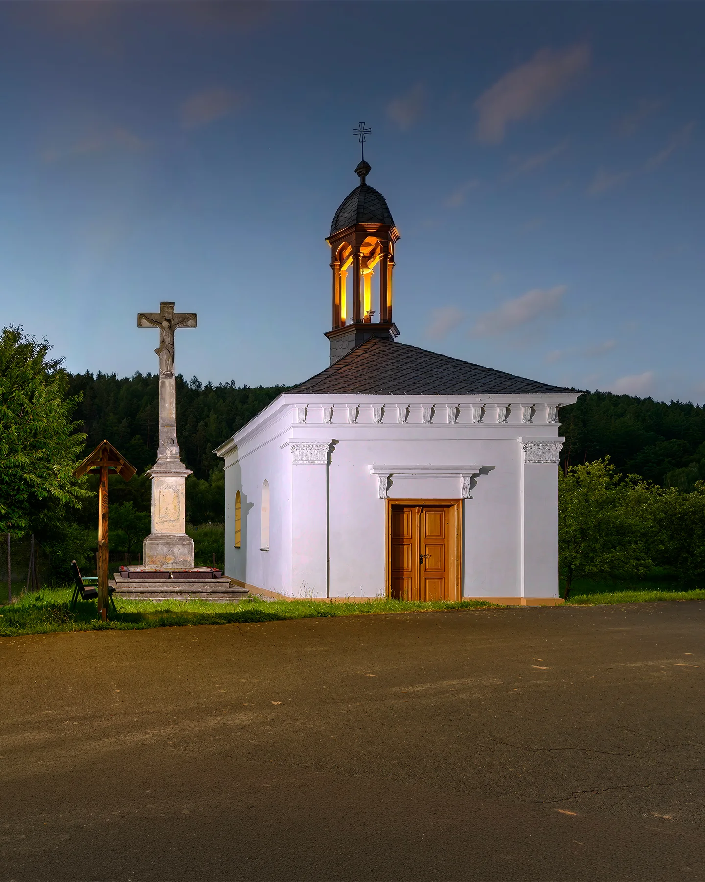 Nasvícená kaple v Nových Heřminovech – pohled z cesty
